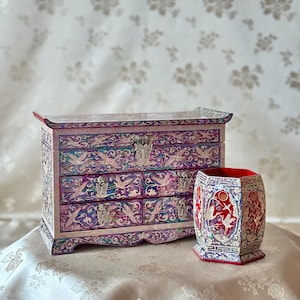 Puede incluir: Un letrero de madera rústica con el texto "Welcome to our home" en letras blancas. El letrero presenta un acabado envejecido y un diseño simple y acogedor, perfecto para un porche o entrada.