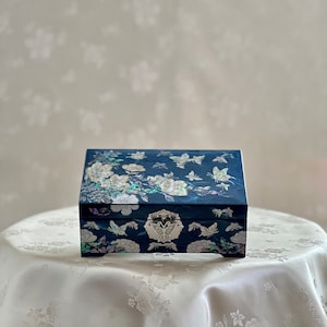 Traditionelle koreanische handgemachte Schmuckschatulle aus Perlmutt mit marineblauem Papier und Muster der Schmetterlings- und Pflaumenblüte