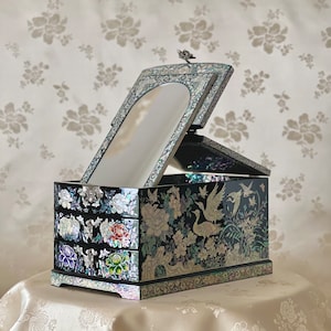 Luxurious Korean Traditional Mother of Pearl Jewelry Box with Mirror Stand and Pattern of Peony, Butterfly, Crane (자개 송학 호접 목단문 경대함)