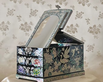 Luxurious Korean Traditional Mother of Pearl Jewelry Box with Mirror Stand and Pattern of Peony, Butterfly, Crane (자개 송학 호접 목단문 경대함)