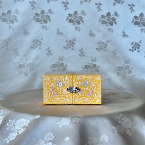 Belle boîte à bijoux traditionnelle coréenne faite main en bois jaune avec motif papillon, lotus et vigne (자개 호접 연화 당초문 쌍합)