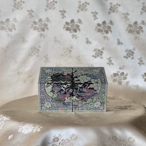 Lussuoso portagioielli in legno di madreperla fatto a mano in stile tradizionale coreano con motivo a pino e gru (자개 송학문 쌍합 보석함)