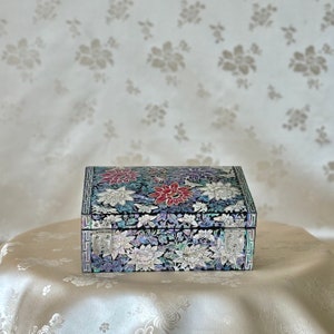 Korean Traditional Handmade Mother of Pearl Jewelry Box with Butterfly and Peony Flower Pattern (자개 호접 목단문 보석함)