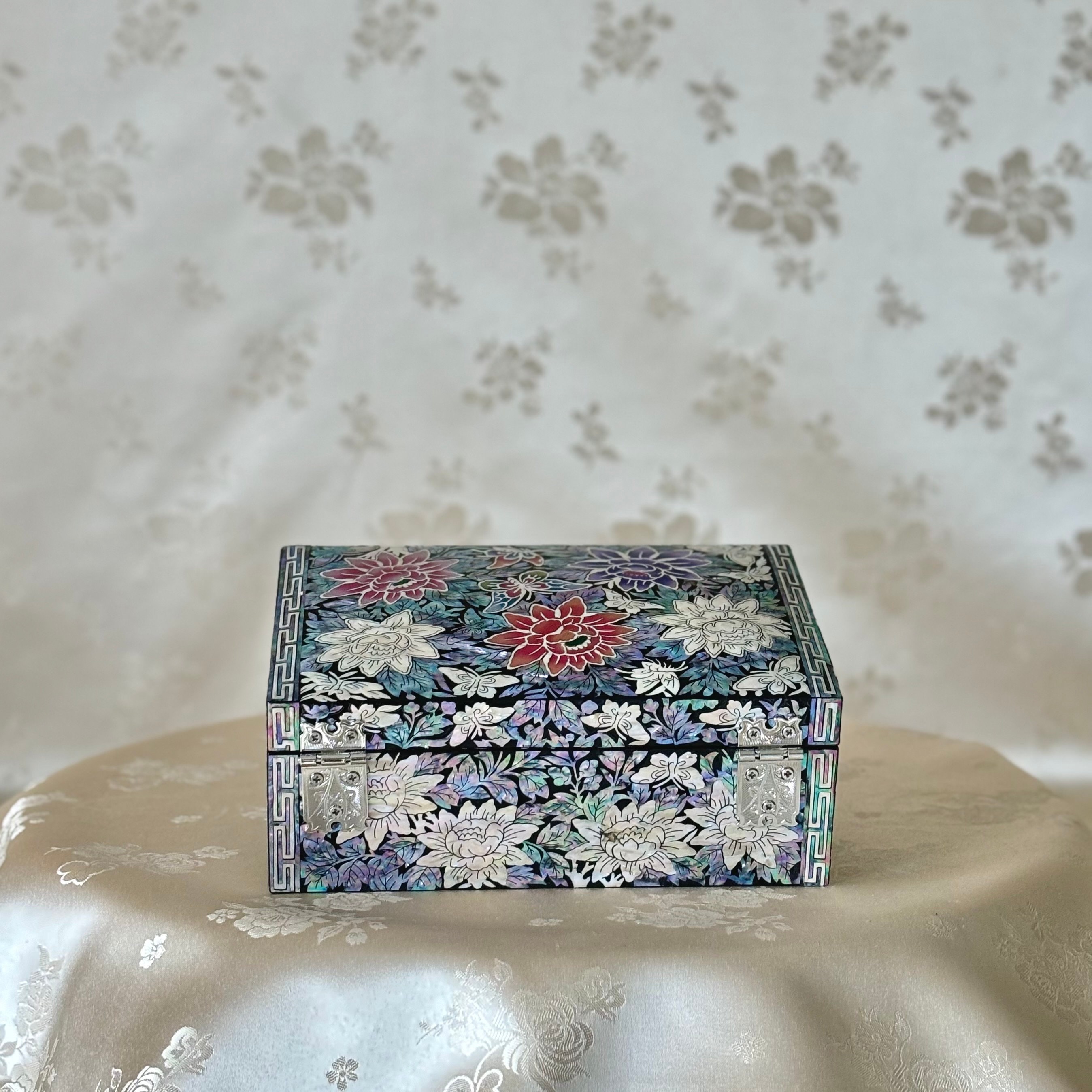 韓国産螺鈿ジュエリーボックス：蝶と牡丹のモチーフ - Etsy 日本
