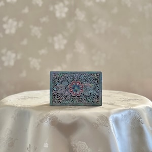 Boîte à bijoux ou à cartes de visite traditionnelle coréenne en nacre avec motif papillon et vigne (자개 호접 당초문 명함 보관함)