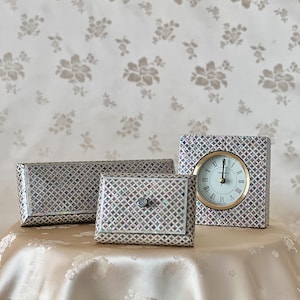 Speciale set di orologi da tavolo e due scatole con motivo Chilbo in madreperla fatto a mano tradizionale coreano (자개 칠보문 보관함, 탁상 시계 세트)