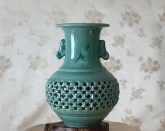 Schöne traditionelle koreanische handgemachte Celadon doppelwandige durchbrochene Vase mit eingelegten Kranichen und Wolkenmuster