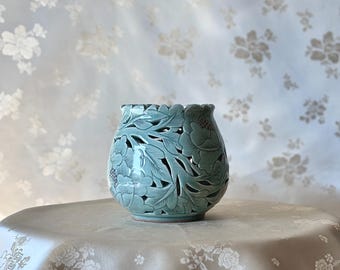 手作りの韓国陶器透かし彫り青磁花瓶 - 菊、高麗、伝統、室内装飾
