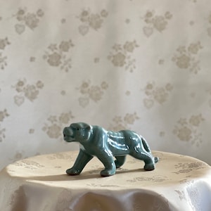 Gotero de agua en forma de tigre de celadón hecho a mano tradicional coreano para caligrafía (청자 호형 연적)
