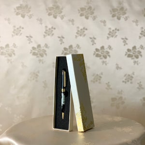 Stylo traditionnel coréen en nacre avec motif dragon (자개 용문 펜)