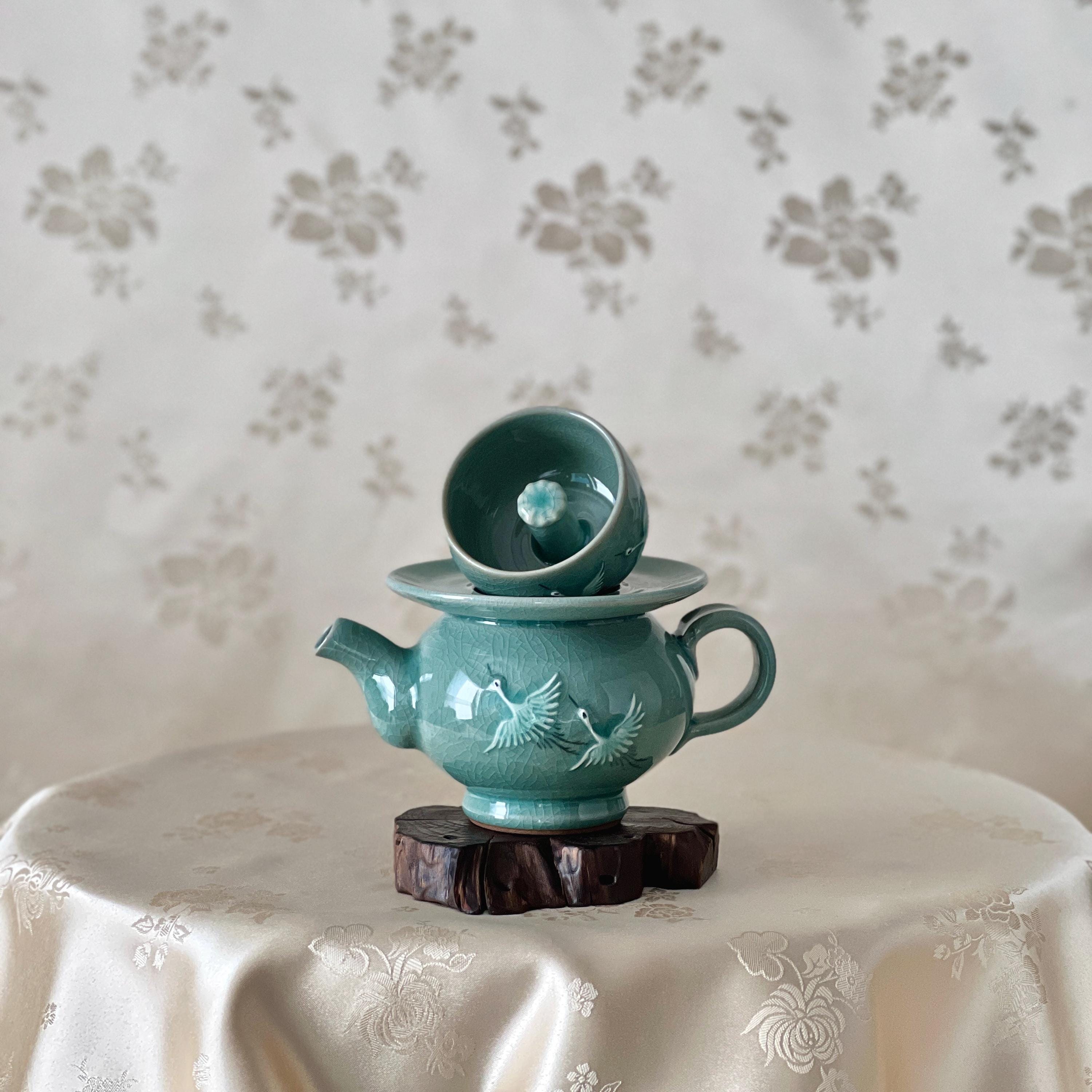 Korean Celadon Gye-yeong Bae (sobriety Cup): Embossed Crane Motif