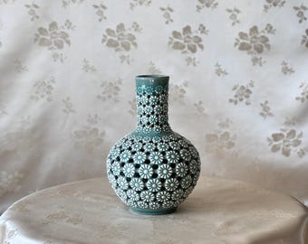 韓国の青磁蓋付き壺：職人による二重壁透かし彫りの菊模様 - Etsy 日本