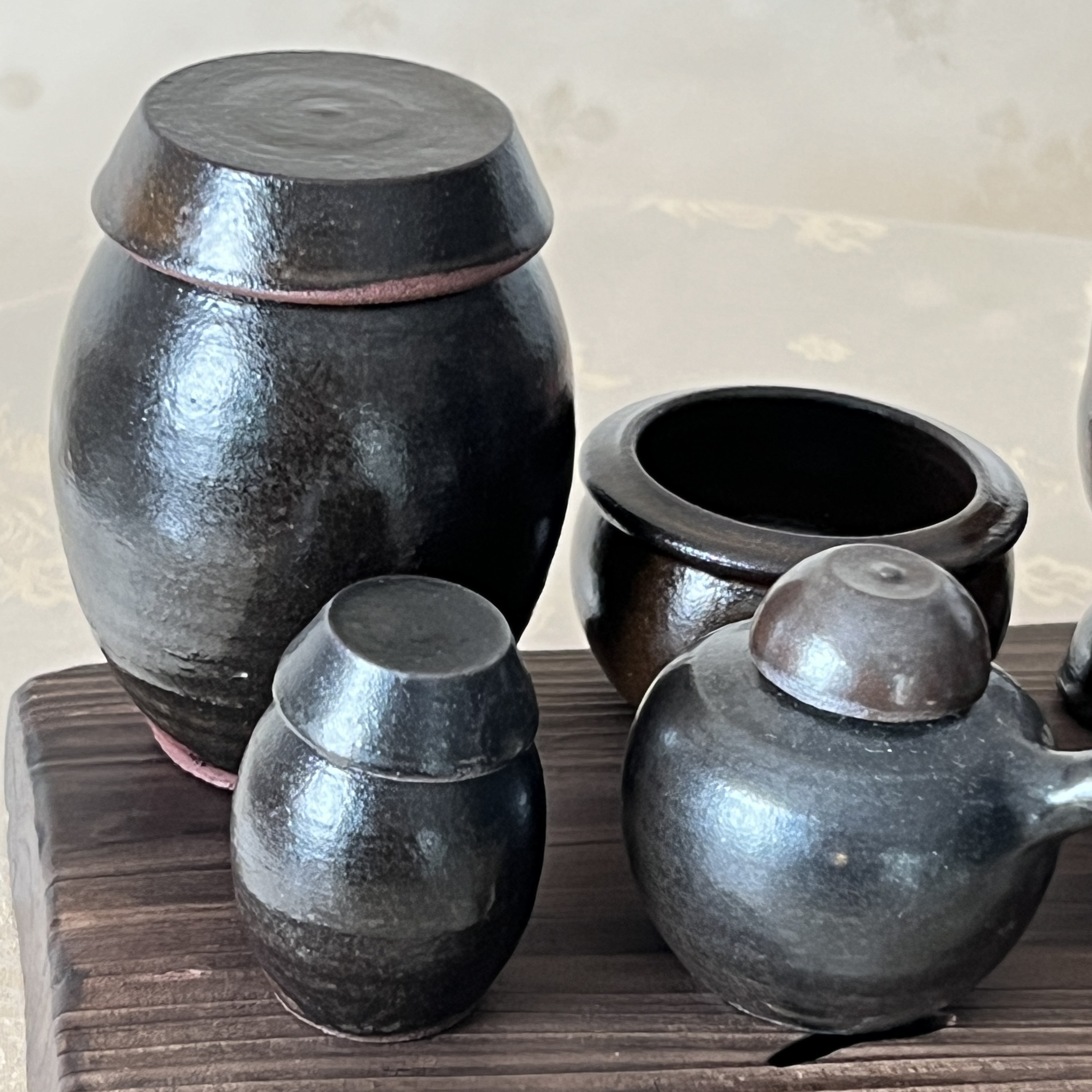 韓国　陶器の置物 韓国のミニチュア甕器セット：チャンドクテの伝統的な土器ディスプレイ