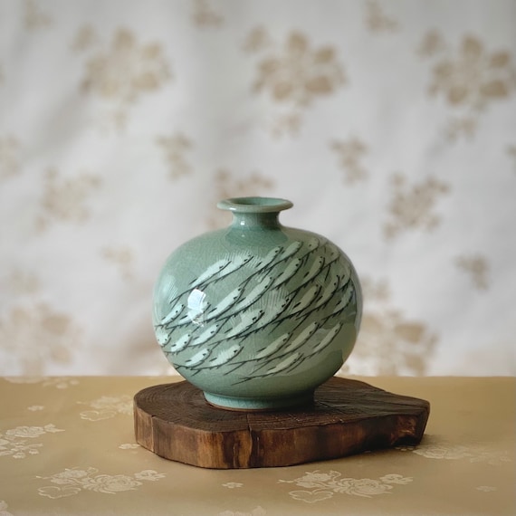 魚模様の手作り陶器花瓶 魚模様の手作り陶器花瓶 （お魚が跳ねる、美しい逸品。 渓流にて