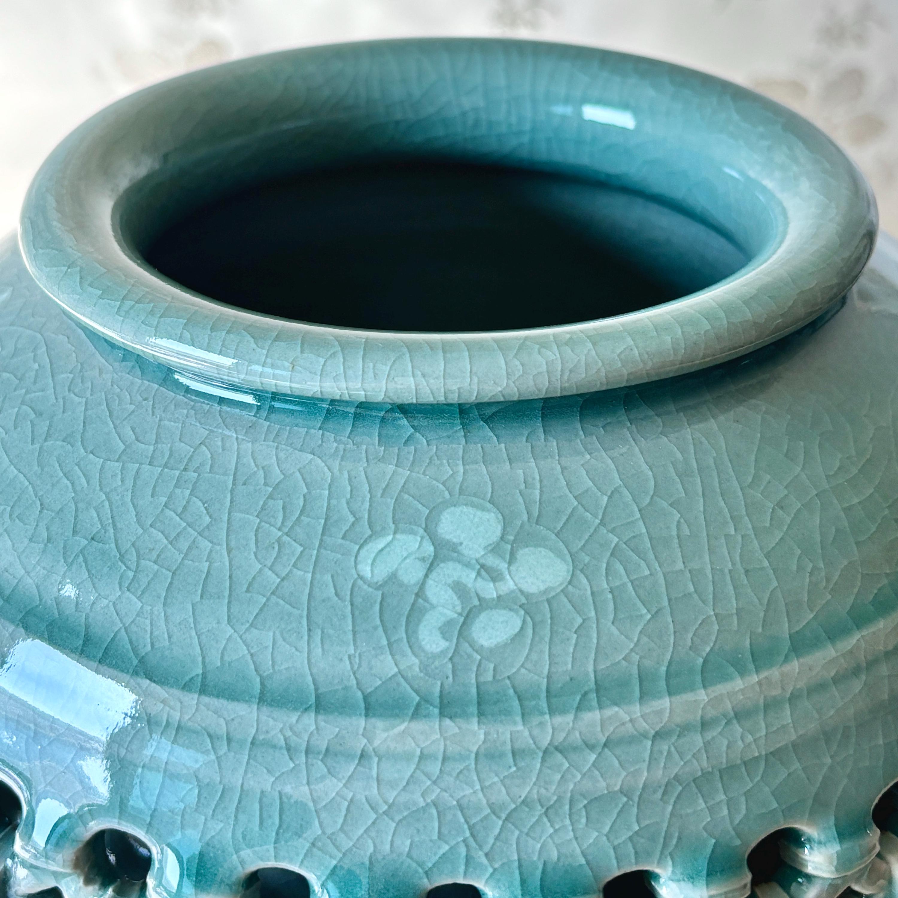 韓国青磁二重透かし彫り花瓶：象嵌鶴と雲のモチーフ - Etsy 日本