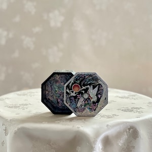 Boîte à bijoux octogonale traditionnelle coréenne en nacre faite main avec motif pin et grue (자개 송학문 팔각 보석함)