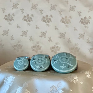 Gedekte Koreaanse celadon-doos: ingelegd wolk- en kraanmotief voor meerdere keren te gebruiken