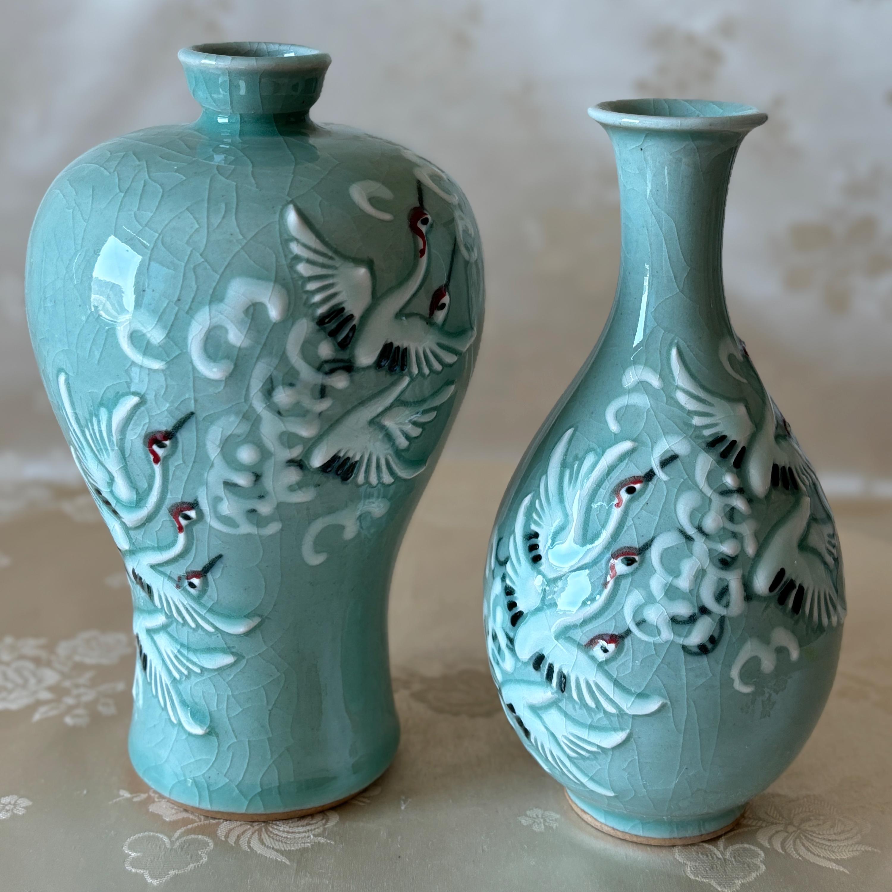 韓国青磁花瓶セット：エンボス加工された飛翔鶴と雲のモチーフ - Etsy 日本