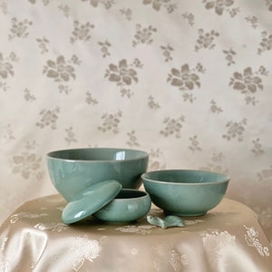 Korean Traditional Handmade Celadon Set of 3 Bowls with No Pattern Including Celadon Chopstick Rest (청자 무지 접시 세트)