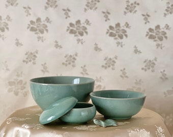 Korean Traditional Handmade Celadon Set of 3 Bowls with No Pattern Including Celadon Chopstick Rest (청자 무지 접시 세트)