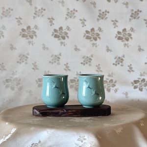 Elegant Korean Handmade Celadon Set of Two Cups with Inlaid Crane Motif (청자 상감 학문 잔 세트)