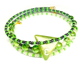 D4 Dice Bracelet - Green 4 Sided Dice Jewellery - Geeky Gift - DND Dice TTRPG - D4 bracelet with beads - Dungeons and Dragons RPG