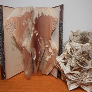 Gefaltetes Buch mit roter Weltkarte