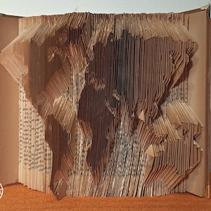 Gefaltetes altes Buch mit Weltkarte