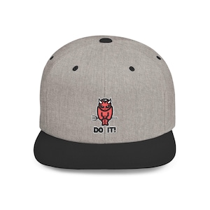 Puede incluir: Una gorra de béisbol gris y negra con un dibujo animado de un diablo rojo y el texto "DO IT!" bordado en la parte delantera.
