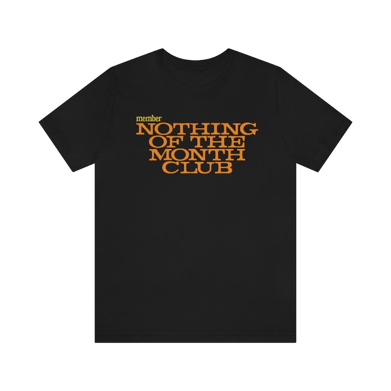 Peut inclure: T-shirt noir avec le texte "member NOTHING OF THE MONTH CLUB" en lettres orange.