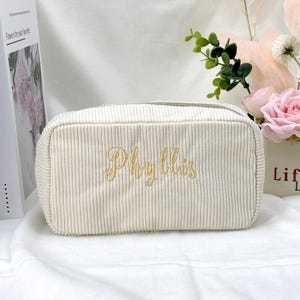 パーソナライズされた刺繍入りトラベルコスメティックバッグ、カスタムネーム入りコーデュロイメイクアップバッグ、メイクアップポーチ、ブライズメイドギフト、独身パーティーギフト