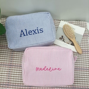 Personalisierte Seersucker Kosmetiktasche, Individuell gestickte Make-up Tasche, Reise-Make-up-Tasche, Brautjungfer Geschenke, Freundschaftsgeschenk, Kosmetiktasche