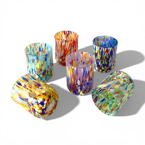 Puede incluir: Seis vasos de vidrio soplado a mano con diseños de confeti multicolor. Cada vaso presenta un patrón de motas en tonos azules, amarillos, rojos, naranjas y verdes. Los vasos cilíndricos con base redondeada son ideales para servir bebidas.