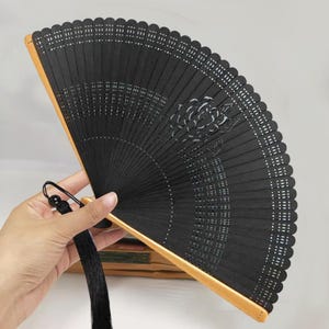Abanico plegable con diseño de rosas huecas, abanico de mano de bambú, recuerdo portátil para bodas en la playa, decoración del hogar, elegante abanico plegable con borlas.
