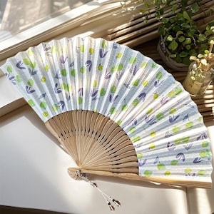 Abanico portátil con diseño floral de tulipán, abanico plegable de bambú con gasa de burbujas, estampado pastel y dije de cristal, bonito abanico de verano, regalo decorativo.