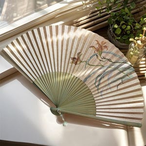 Abanico plegable de lirio de los valles: abanico de papel de bambú portátil inspirado en la naturaleza, abanico floral portátil para meditación y calma, regalo bohemio curativo.