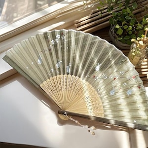 Abanico de mano de bambú con colgante de cristal para bodas, elegantes abanicos plegables portátiles para bodas y bailes de graduación, abanicos de mano minimalistas como recuerdo de fiesta.