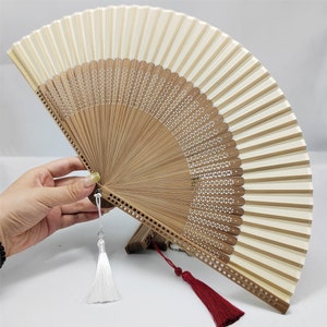 Abanico de tela beige, plegable, minimalista, con varillas de bambú, ideal como regalo de fiesta, para bodas, regalo para ella.