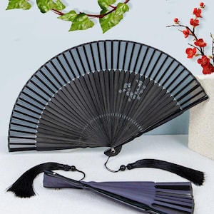 Abanico plegable con rosa hueca tallada, abanico de mano de bambú de seda, abanicos portátiles minimalistas, regalo de fiesta de verano, elegante accesorio de vestir.