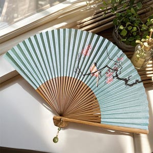 Abanico plegable hecho a mano con diseño floral y de pájaros: elegante y portátil abanico de papel de bambú, estilo tradicional chino, accesorio ligero de verano.