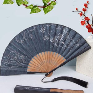 Elegante abanico plegable de bambú con estampado de papel cortado, portátil para viajes, de mano para eventos al aire libre, ideal para cosplay, regalo hecho a mano.