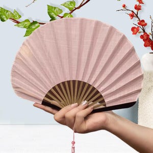 Elegante abanico de bambú con tela, semicircular, plegable y portátil, con borlas, ideal para picnics en la playa, viajes y bodas.