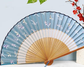 Abanico plegable de bambú con diseño floral azul, ideal para fiestas de baile, viajes, decoración y como regalo de dama de honor.