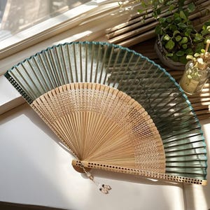 Abanico de mano de bambú con colgante de cristal, abanico de boda, abanico portátil para despedida de soltera, abanico de graduación de verano, abanico plegable para recuerdos de fiesta.
