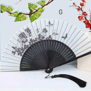 Abanico de bambú de seda con diseño de mariposa, portátil para fiestas de graduación, con borlas, plegable, hecho a mano, para verano, accesorios Hanfu.
