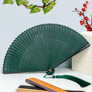 Abanico de bambú tallado con rosas, minimalista, portátil, ideal como recuerdo de fiesta, para bodas, elegante con borlas, para baile y decoración de banquetes.