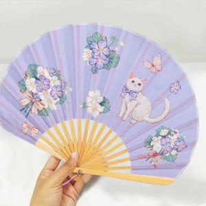 Abanicos redondos de mano con diseño de gato y mariposa, abanicos de bambú con flores moradas, recuerdos portátiles para fiestas, abanicos de baile clásico, regalos para bodas de verano.