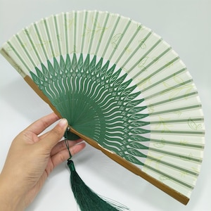 Handfläkt med gröna blad, minimalistisk handfläkt med bamburibbor, klassisk vikfläkt, minima sommarfläktar, dansfläkt, bröllopspresenter till gäster