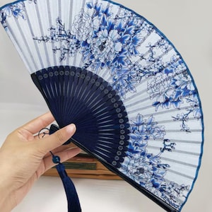 Abanico de mano de porcelana azul y blanca, abanico floral, abanico para cosplay, accesorio para vestido de novia, decoración, regalos azules para fiestas, azul para la novia