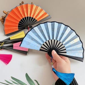 Abanicos plegables dorados súper pequeños, abanico de boda con borlas, accesorio de cosplay, accesorios para banquetes, abanico de mano para decoración del hogar, abanico plegable portátil